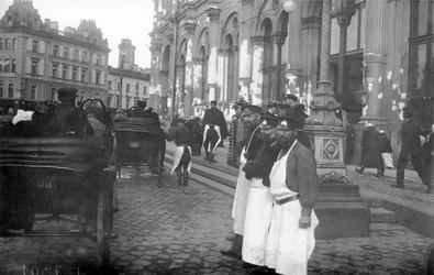 Dragers en passagiers buiten Nicholas Railway Station, Nevsky Prospekt, St. Petersburg, 1913
